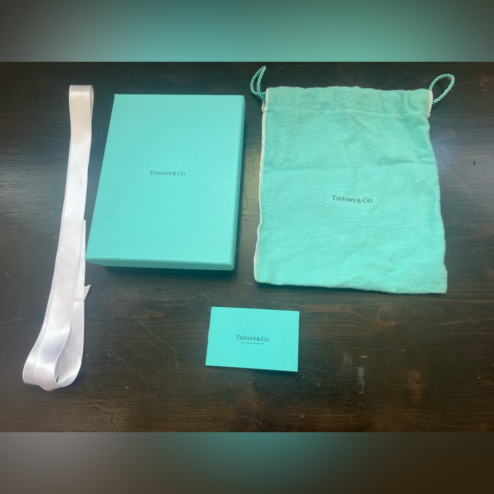 Tiffany gift box , drawstring bag, ribbon, care booklet. 7.25” x 5.5”. Perfect.